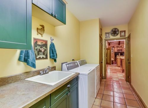 8901 Maple Ave, Willowbrook IL 60527-6469 exterior