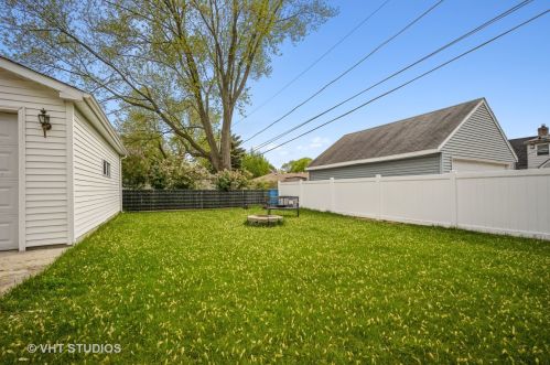 122 Eastwood Ave, Mount Prospect, IL 60056-2415