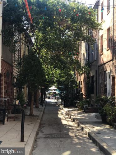 927 League St, Philadelphia, PA 19147-3822