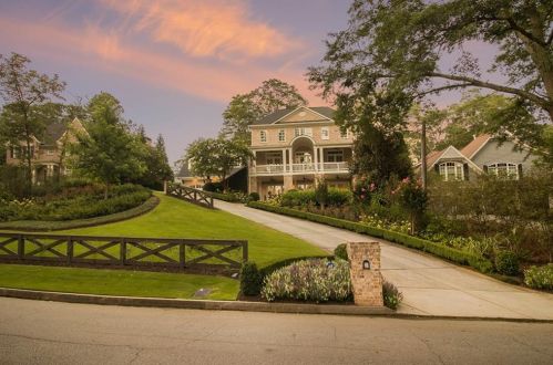 271 Hillside Dr, Atlanta GA  30342-3623 exterior