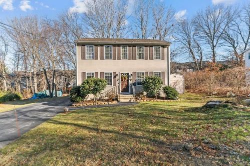 28 Tanglewood Ln, Providence, RI 02904-3810