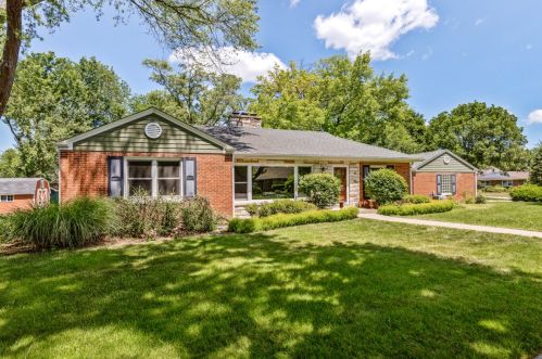 800 Shabonee Trl, Mount Prospect, IL 60056-3620