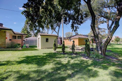 6906 Jarvis Ave, Niles IL  60714-4016 exterior