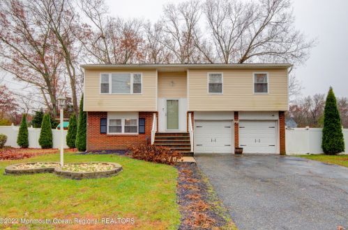 194 Pheasant Dr, Berkeley Township, NJ 08721-1924