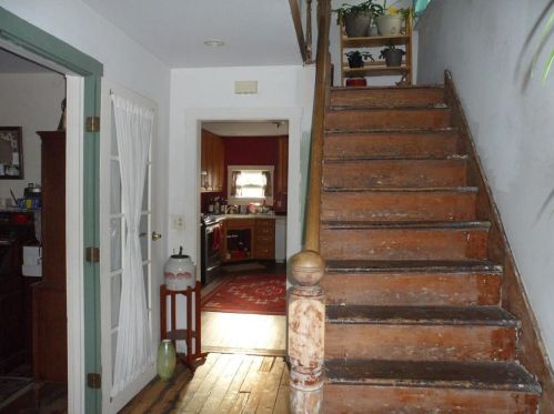 16 Gould St, Middletown, RI 02840-2102