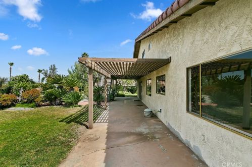 16350 Rancho Escondido Dr, Riverside CA  92506-5816 exterior
