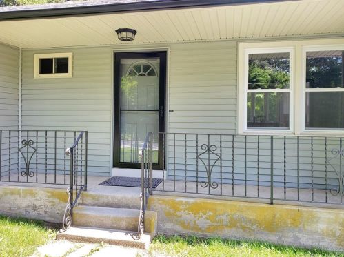 2 Anderson Dr, Gales Ferry, CT 06335-1201