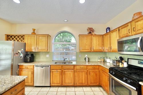 2422 Whispering Cv Cir, Garland TX exterior