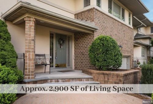 4 Fox Run Rd, Allendale, NJ 07401-1626