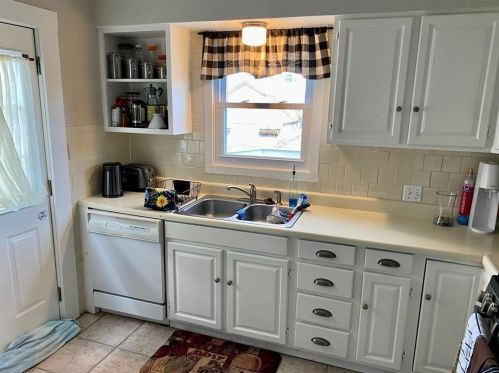 24 Hammond St, Middletown RI  02840-4035 exterior