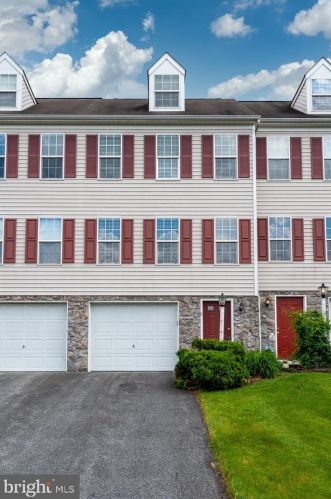 2790 Woodmont Dr, York, PA 17404-7826
