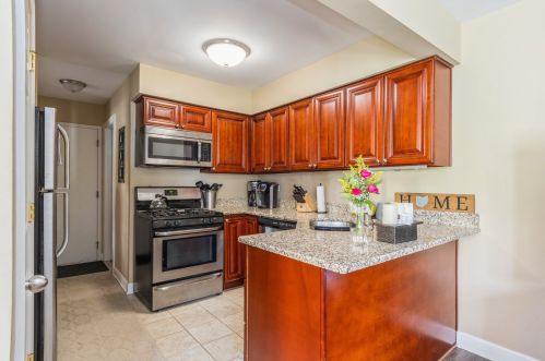 1345 Queensgreen Cir, Naperville, IL 60563-2146