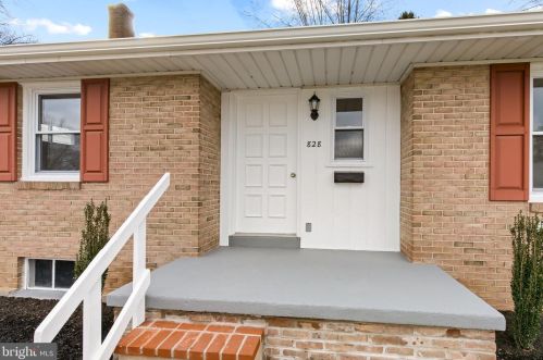 828 Center Ave, Ephrata, PA 17522-2304