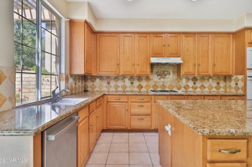 735 Eisenhower Way, Simi Valley CA 93065-8361 exterior