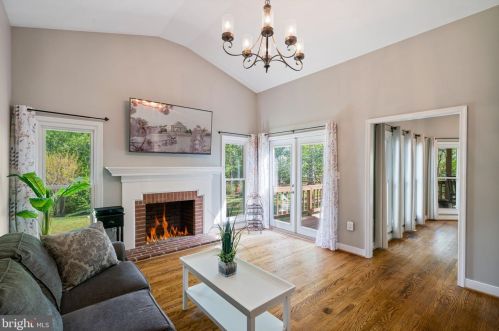 10 Pickering Rd, Fredericksburg, VA 22405-2945