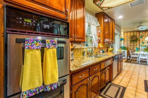 3520 Watkins Dr, Riverside CA  92507-4609 exterior