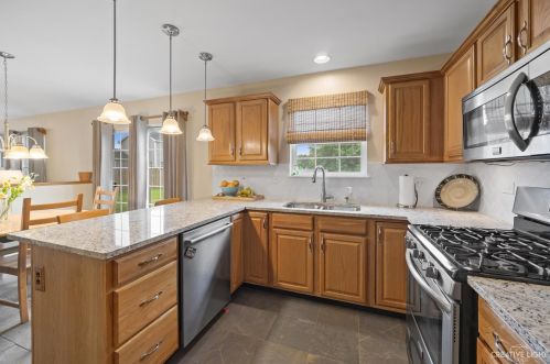 530 Treasure Dr, Oswego, IL 60543-7935