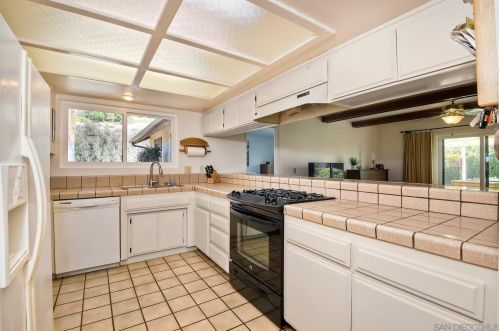 616 Estrelita Dr, Vista CA  92084-7926 exterior