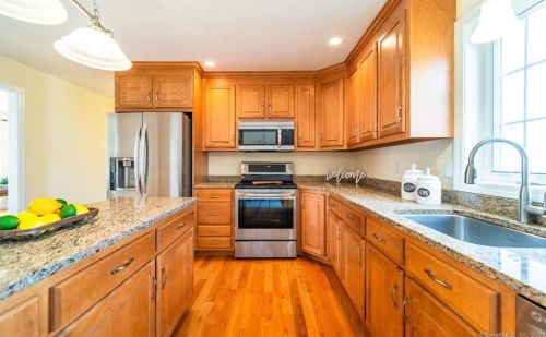 166 Reservoir Rd, Middletown, CT 06457-4822