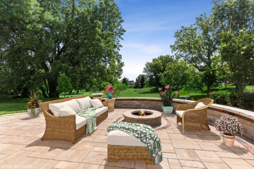 204 Red Hawk Rd, Pingree Grove IL  60140-8244 exterior