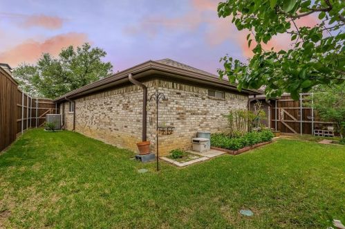 2820 Cliffbrook Dr, Carrollton TX 75007-5709 exterior