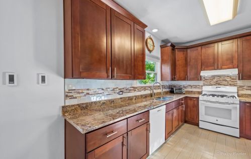 1168 Chalet Dr, Carol Stream IL  60188-3972 exterior