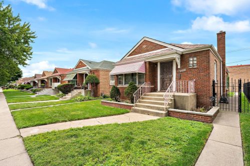 8914 Cornell Ave, Chicago, IL 60617-2803