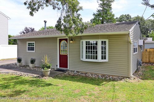 913 Beach Blvd, Lacey, NJ 08731-5224