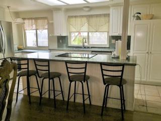 1022 Deerhaven Dr, Vista, CA 92084-5540