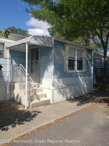 84 Beaver Ave, Lakehurst, NJ 08759-3607