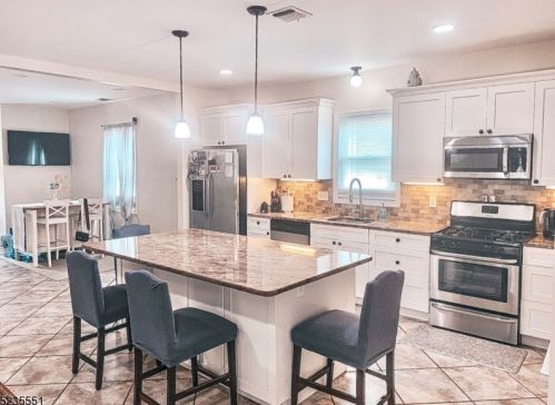 14 Leary Ave, Bloomingdale, NJ 07403-1612