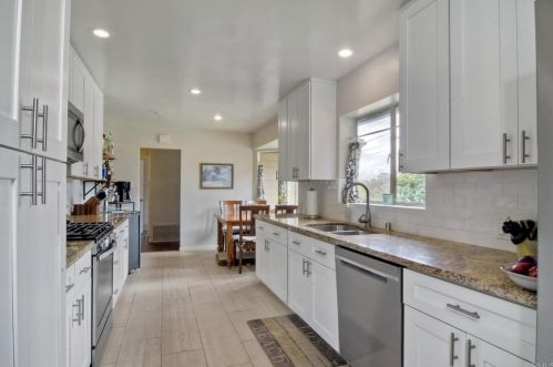 237 Ardys Pl, Vista CA  92084-5118 exterior