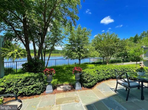 1933 Logan Manor Dr, Herndon, VA 20190-3277
