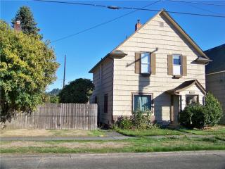 604 4th Ave, Kelso, WA 98626-3524