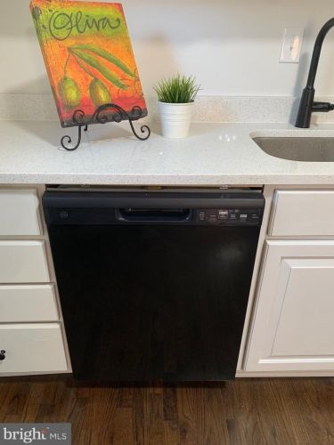 9407 Colesville Rd, Silver Spring MD 20901-4819 exterior