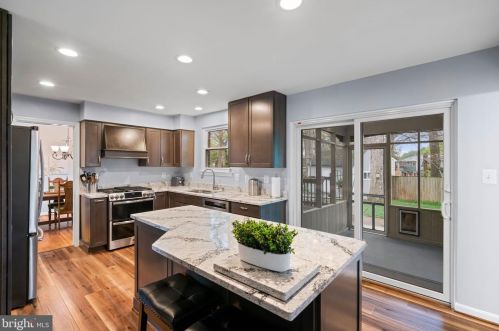 8811 Kenilworth Dr, Springfield VA  22151-1103 exterior