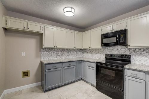 1613 San Francisco St, Carrollton TX 75007-5050 exterior