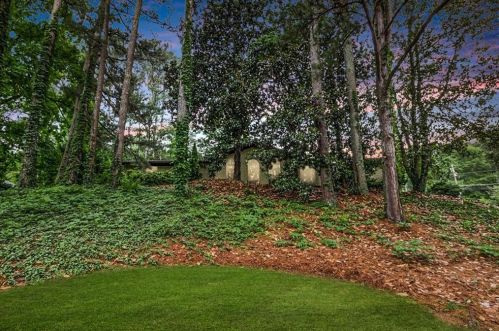2594 Leslie Dr, Atlanta, GA 30345-1532