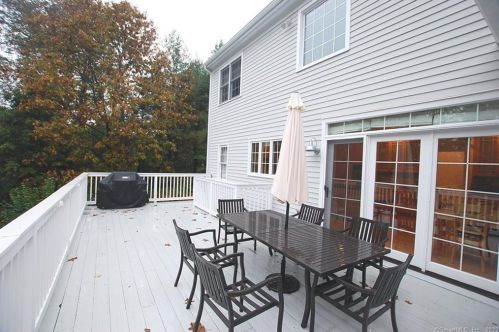 381 Chestnut Hill Rd, Norwalk CT  06851-1414 exterior