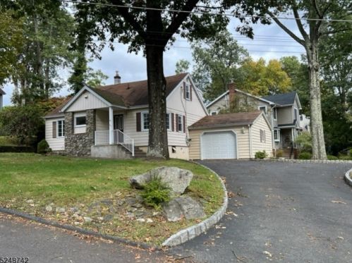 4 Leonard Pl, Parsippany, NJ 07834-2309