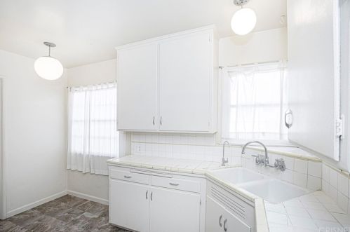 1828 Canada Blvd, Glendale CA  91208-2610 exterior