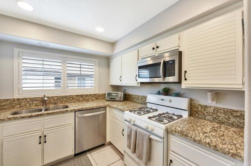 571 Glenhurst Dr, Anaheim CA  92808-1927 exterior