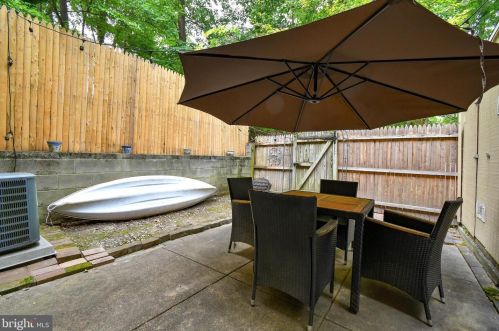 5918 Prince James Dr, Springfield VA  22152-1109 exterior