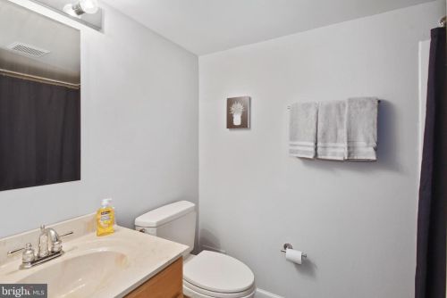 6717 Holford Ln, Springfield VA  22152-2935 exterior