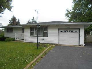 3858 Lakeview Dr, Kankakee, IL 60901-8068
