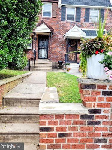 6724 Lawrence St, Philadelphia, PA 19126-3134
