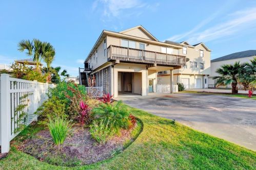 242 Tamana Dr, Galveston, TX 77554-7135