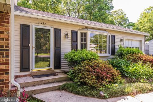 2333 Rosedown Dr, Herndon VA  20191-1631 exterior