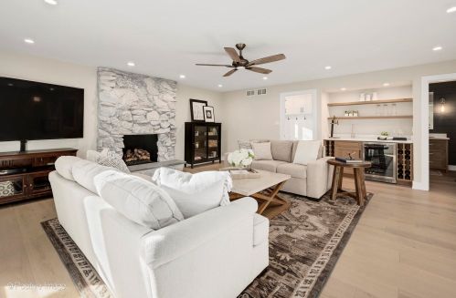 303 Waterford Dr, Willowbrook IL  60527-5463 exterior