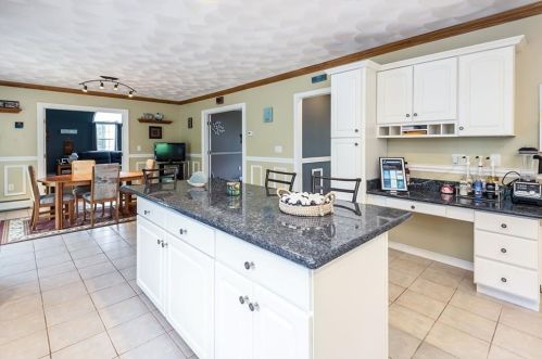 2 Winsor Ct, Lincoln, RI 02865-3848